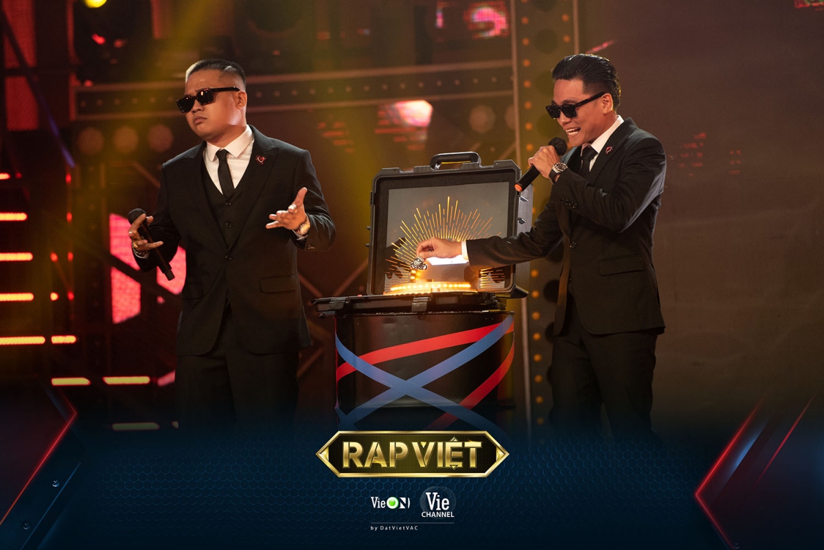 Blacka, Wowy mở màn đêm Chung kết, trao giải Rap Việt với bản rap bạch tuộc vui nhộn